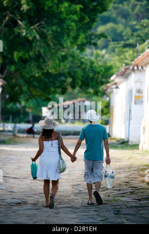 Paare, die in der Altstadt Parati, Rio de Janeiro, Brasilien, Südamerika Stockfoto