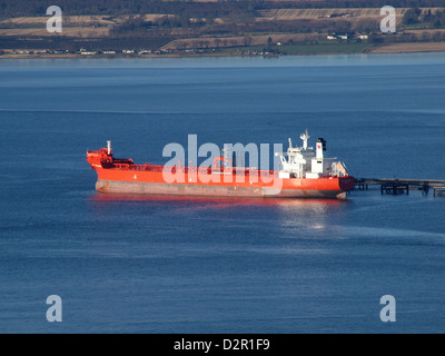 Ein Tanker vor Anker am Nigg Oil Terminal in Schottlands Cromarty Firth Stockfoto