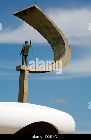 Gedenkstätte JK mit der Statue von Juscelino Kubitschek, entworfen von Oscar Niemeyer, Brasilia, Brasilien, Südamerika Stockfoto