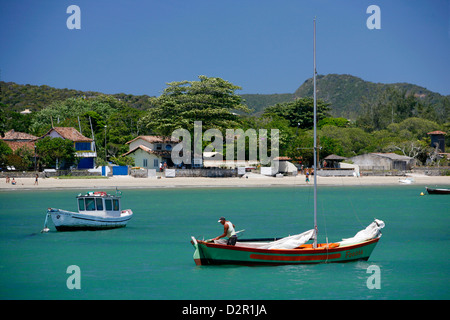 Fischerboote am Strand von Manguinhos, Buzios, Rio De Janeiro Zustand, Brasilien, Südamerika Stockfoto