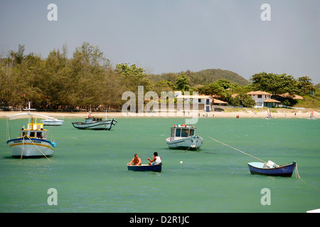 Fischerboote am Strand von Manguinhos, Buzios, Rio De Janeiro Zustand, Brasilien, Südamerika Stockfoto