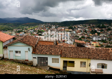 Blick auf Congonhas gesehen von der Terrasse des The Basilica Bom Jesus de Matosinhos in Congonhas, Minas Gerais, Brasilien Stockfoto