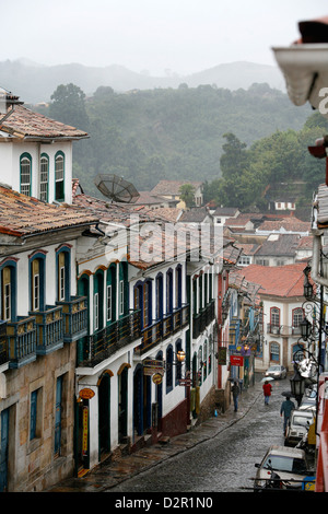 Straßenszene in Ouro Preto, UNESCO-Weltkulturerbe, Minas Gerais, Brasilien, Südamerika