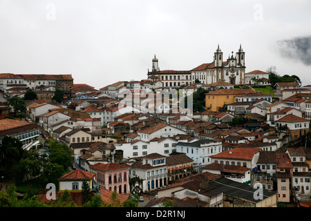 Ein Blick über die Stadt von Ouro Preto von in der Nähe der Kirche von São Francisco de Paula, Ouro Preto, Minas Gerais, Brasilien Stockfoto