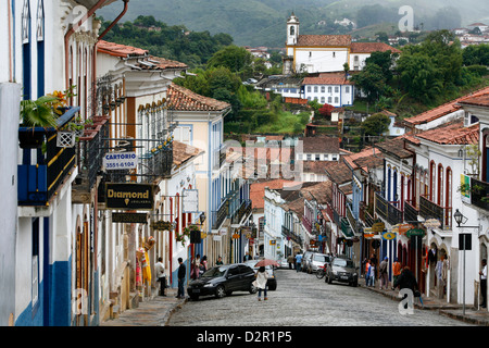 Straßenszene mit Kolonialbauten in Ouro Preto, UNESCO-Weltkulturerbe, Minas Gerais, Brasilien, Südamerika