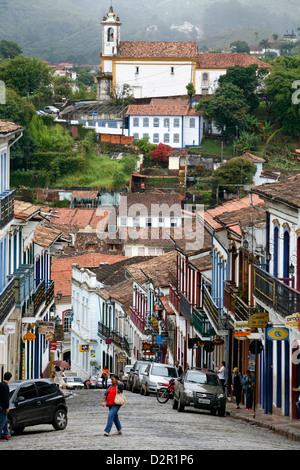 Straßenszene mit Kolonialbauten in Ouro Preto, UNESCO-Weltkulturerbe, Minas Gerais, Brasilien, Südamerika