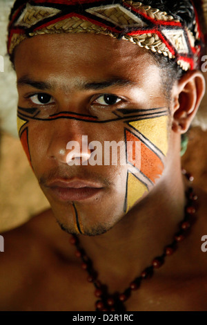 Porträt einer Pataxo indischen Mann an die Reserva Indigena da Jaqueira in der Nähe von Porto Seguro, Bahia, Brasilien, Südamerika Stockfoto