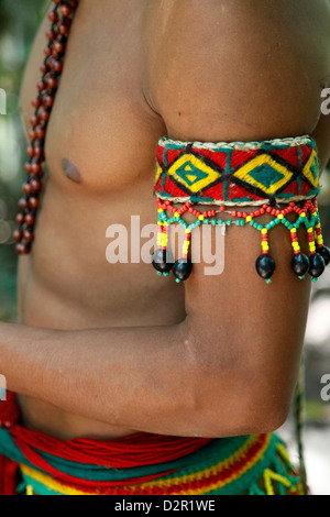 Detail des Kostüms der Pataxo Indianer in der Reserva Indigena da Jaqueira in der Nähe von Porto Seguro, Bahia, Brasilien Stockfoto