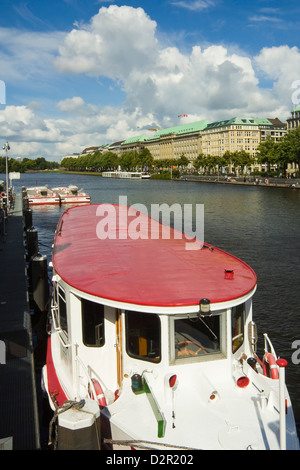 Eines der Ausflugsboote, die der Alster ply vertäut am Jungfernstieg mit dem Ballindamm über Hamburg, Deutschland Stockfoto