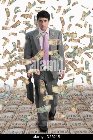 Geld-Dusche auf einen Geschäftsmann Stockfoto