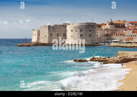 Dubrovnik Altstadt und Hafen - Blick vom Strand der Stadt, Kroatien Stockfoto