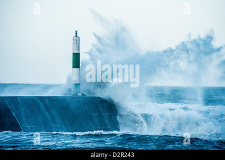 Aberystwyth Wales UK.  31. Januar 2013 orkanartigen Winden und stürmischer See Teig direkt am Meer und Strand von Aberystwyth an der Westküste von Wales.  Teile von Wales sind auf Wasseralarm gesetzt worden, als ein Met Office 'gelb' Warnung bei starkem Regen, schwere Stürme und sogar Schnee dürften die südliche Hälfte des Landes am Freitag getroffen. Foto © Keith Morris Stockfoto