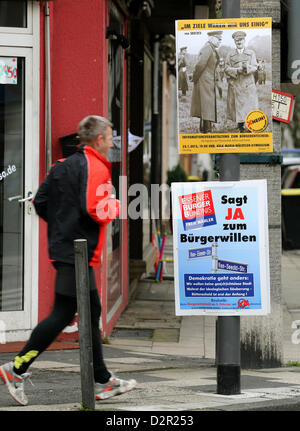 Plakate für (oben) und gegen (unten) die Umbenennung von Straßen hängen an einem Laternenmast in Essen, Deutschland, 31. Januar 2013. Eine Bürgerinitiative kämpft für die Umbenennung von zwei Straßen mit einem Hitler-Plakat, Änderung der Namen Von Einems Straße und Von-Seeckt-Straße, Ortrup und Irmgard Straße gefordert. Foto: ROLAND WEIHRAUCH Stockfoto