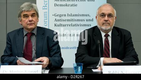 Matthias Künzel (L) und Rabbi Abraham Cooper an eine Pressekonferenz des Simon-Wiesenthal-Zentrum in Berlin, Deutschland, 31. Januar 2013 teilnehmen. Die Menschenrechtsorganisation präsentiert seine Liste der schlimmsten anti-Semitic und Anti-israelischen Bögen im Jahr 2012. Foto: SVEN HOPPE Stockfoto