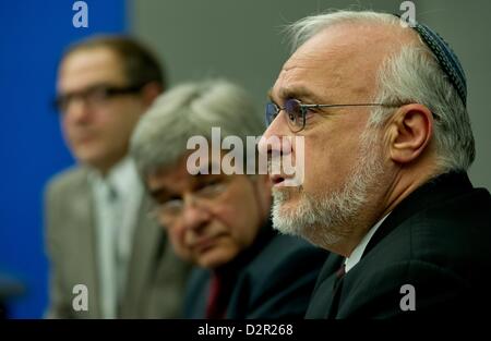 Michael Spaney (L-R) des Mideast Freedom Forum, Matthias Kuenzel und Rabbi Abraham Cooper besuchen eine Pressekonferenz des Simon-Wiesenthal-Zentrum in Berlin, Deutschland, 31. Januar 2013. Die Menschenrechtsorganisation präsentiert seine Liste der schlimmsten anti-Semitic und Anti-israelischen Bögen im Jahr 2012. Foto: SVEN HOPPE Stockfoto