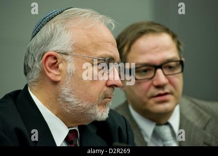 Rabbi Abraham Cooper (L) und Michael Spaney von Mideast Freedom Forum an eine Pressekonferenz des Simon-Wiesenthal-Zentrum in Berlin, Deutschland, 31. Januar 2013 teilnehmen. Die Menschenrechtsorganisation präsentiert seine Liste der schlimmsten anti-Semitic und Anti-israelischen Bögen im Jahr 2012. Foto: SVEN HOPPE Stockfoto