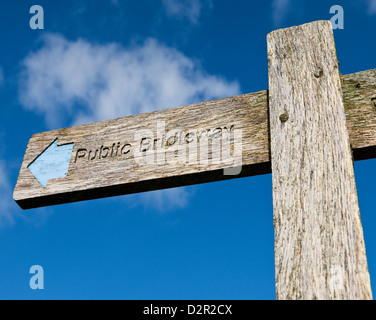 Wegweiser auf den South Downs zeigt die Richtung der öffentlichen Maultierweg mit blauem Himmel und weißen Wolken im Hintergrund Stockfoto