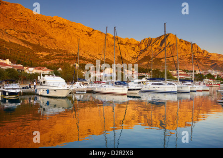 Baska Voda, kleinen Hafen in Makarska Riviera, Kroatien Stockfoto