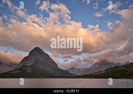 Mount Grinnell und Swiftcurrent Lake bei Dämmerung, Glacier National Park, Montana, Vereinigte Staaten von Amerika, Nordamerika Stockfoto