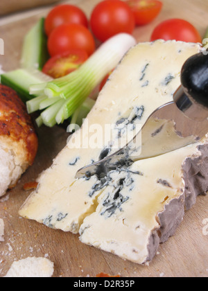 Ein Keil der cremige Lancashire Blacksticks weißer Käse, produziert von Butlers Bauernkäse in Inglewhite, Lancashire. Stockfoto