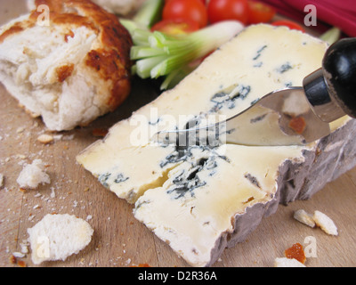 Ein Keil der cremige Lancashire Blacksticks weißer Käse, produziert von Butlers Bauernkäse in Inglewhite, Lancashire. Stockfoto