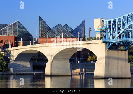 Market Street Bridge und Tennessee Aquarium, Chattanooga, Tennessee, Vereinigte Staaten von Amerika, Nordamerika Stockfoto