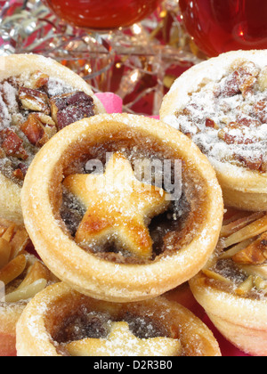 Mini Mince Pies mit einer Vielzahl von Belägen. Stockfoto