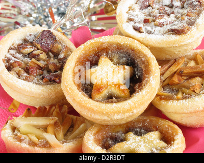 Mini Mince Pies mit einer Vielzahl von Belägen. Stockfoto