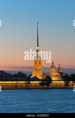 St. Peter und Paul Cathedral und die Newa bei Nacht, St. Petersburg, Russland, Europa Stockfoto