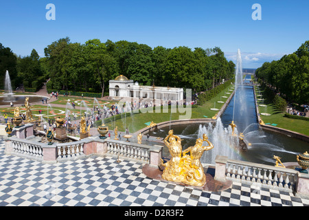 Goldene Statuen und Brunnen der großen Kaskade im Peterhof Palast mit dem Marine-Kanal, St. Petersburg, Russland, Europa Stockfoto