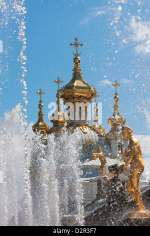 Goldene Statuen und Brunnen der großen Kaskade am Peterhof-Palast, St. Petersburg, Russland, Europa Stockfoto