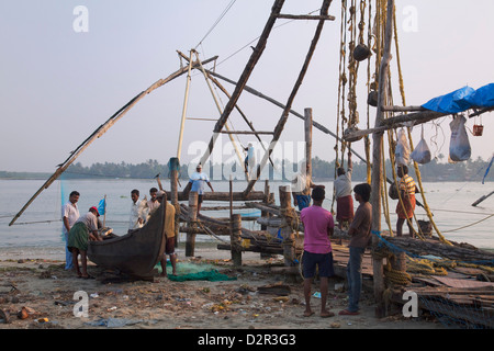 Fischer, die Zubereitung von traditionellen Boot und chinesischen Fischernetz an der Uferpromenade in Kochi (Cochin), Kerala, Indien, Asien Stockfoto