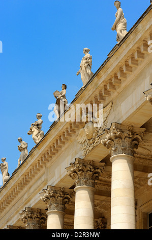 Säulen im korinthischen Stil und Statuen schmücken Le Grand Theatre, Platz De La Comedie, Bordeaux, Gironde, Aquitanien, Frankreich Stockfoto