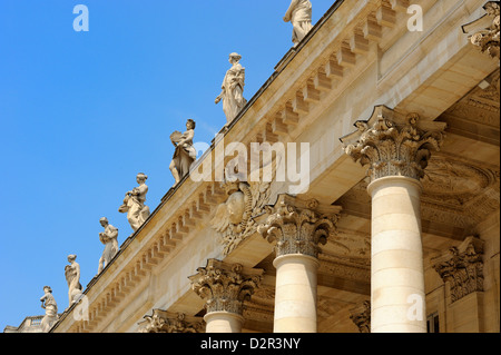 Säulen im korinthischen Stil und Statuen schmücken Le Grand Theatre, Platz De La Comedie, Bordeaux, Gironde, Aquitanien, Frankreich Stockfoto