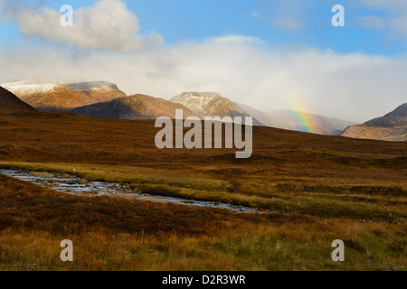 Regenbogen über Schnee bedeckt Berge, Highlands, Schottland, Vereinigtes Königreich, Europa Stockfoto