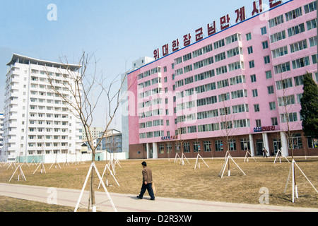 Typische städtische Straßenszene in der Hauptstadt Pjöngjang, Demokratische Volksrepublik Korea (DVRK), Nordkorea, Asien Stockfoto