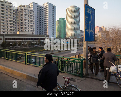 Typische Straßenszene in der Hauptstadt Pjöngjang, Demokratische Volksrepublik Korea (DVRK), Nordkorea, Asien Stockfoto
