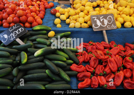 Bunte Paprika, Zitronen, Tomaten, Gurken, zum Verkauf im Markt. Stockfoto