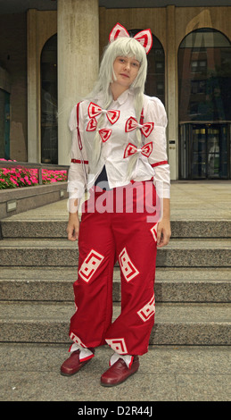 Ungewöhnlich gekleidete Frau namens Cathy mit einem Outfit mit 7 roten Bögen. In Greenwich Village, New York City. Stockfoto