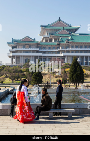 Mansudae Arts Theatre und Brunnen, Pjöngjang, Demokratische Volksrepublik Korea (DVRK), Nordkorea, Asien Stockfoto