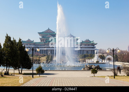 Mansudae Arts Theatre und Brunnen, Pjöngjang, Demokratische Volksrepublik Korea (DVRK), Nordkorea, Asien Stockfoto