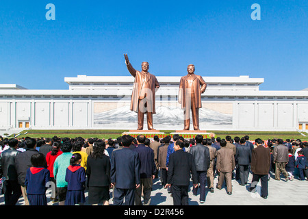 Statuen des ehemaligen Präsidenten Kim Il Sung und Kim Jong Il, Mansudae Montagehalle auf Mansudae Hügel, Pyongyang, Nordkorea Stockfoto