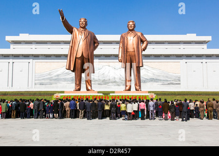 Statuen des ehemaligen Präsidenten Kim Il Sung und Kim Jong Il, Mansudae Montagehalle auf Mansudae Hügel, Pyongyang, Nordkorea Stockfoto