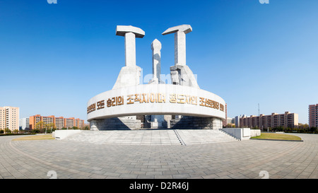 Denkmal für die Gründung der Arbeiterpartei Koreas, Pyongyang, Nordkorea Stockfoto