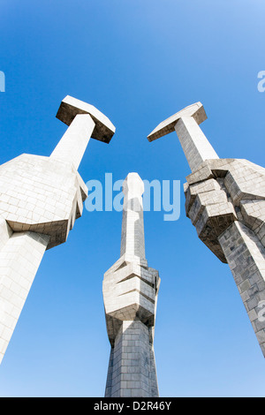 Denkmal für die Gründung der Arbeiterpartei Koreas, Pyongyang, Nordkorea Stockfoto