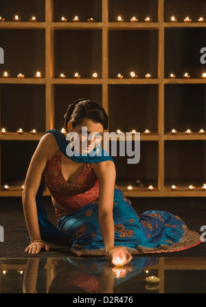 Frau dekorieren Öllampen in Diwali-fest Stockfoto