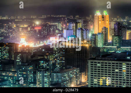 Neue moderne Gebäude im Zentrum von Pyongyang bunt beleuchtet in der Nacht, Pyongyang, Nordkorea Stockfoto