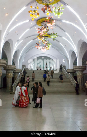 Einer der vielen 100 Meter tiefen u-Bahnstationen an das u-Bahn-Netz Pyongyang, Pyongyang, Nordkorea Stockfoto