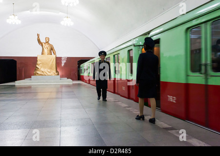 Einer der vielen 100 Meter tiefen u-Bahnstationen an das u-Bahn-Netz Pyongyang, Pyongyang, Nordkorea Stockfoto