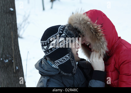 Paar einen Tag draußen im Schnee zu verbringen. Stockfoto